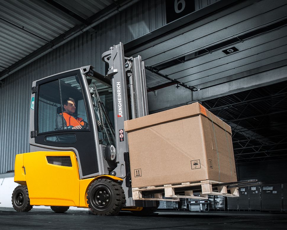 Perbedaan Reach Truck Dan Forklift dari Segi Fungsi dan Aplikasi